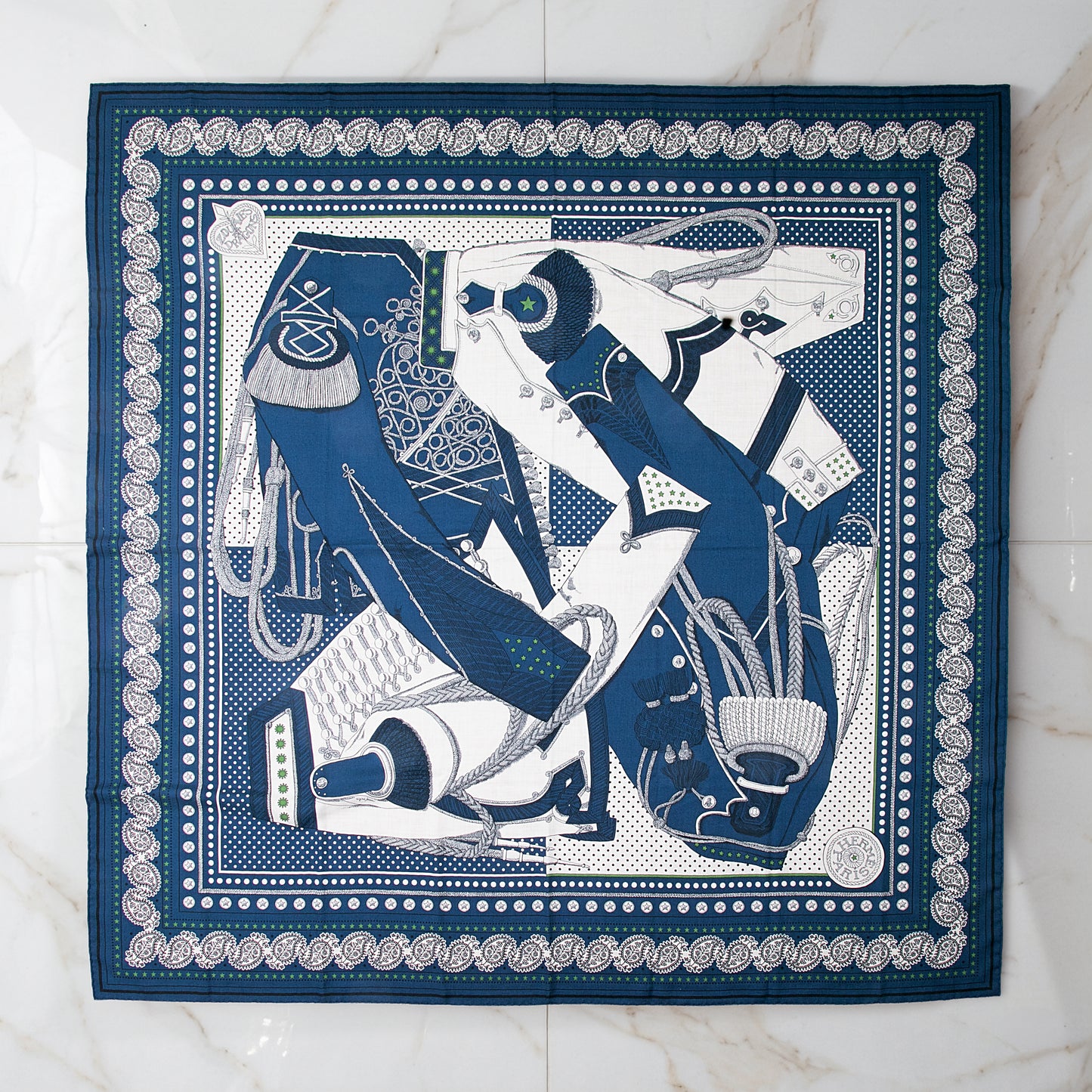 カレジュアン ズアヴとドラゴン　バンダナ（ Zouaves et Dragons Bandana）　カレジュアン　カシミヤシルク１４０