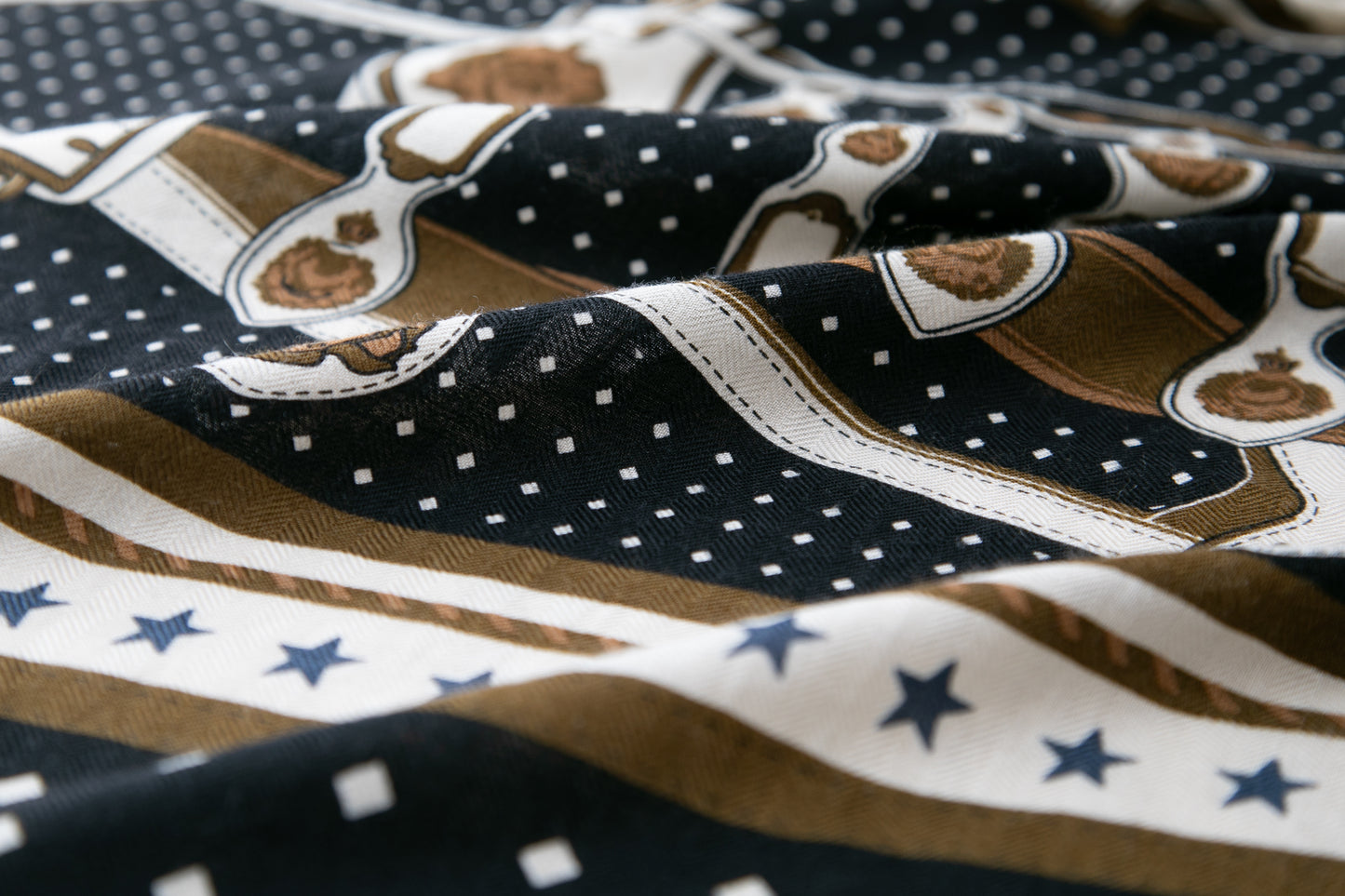 カレジュアン　カシシル 宮廷の馬具　バンダナ Harnais de Cour Bandana（アルネ・ドゥ・クール・バンダナ）　カシミヤシルク１４０