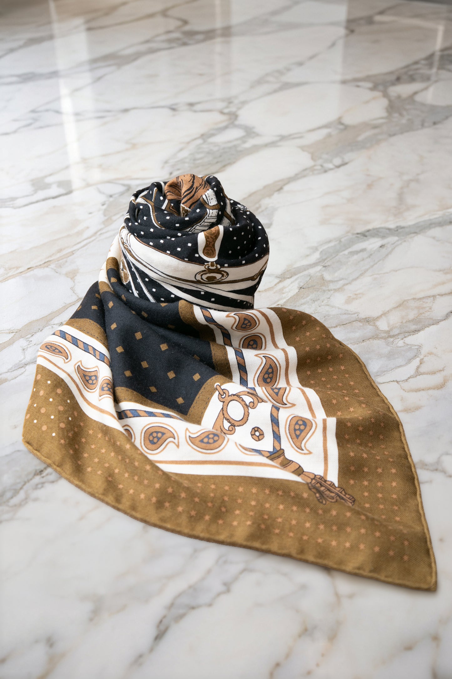 カレジュアン　カシシル 宮廷の馬具　バンダナ Harnais de Cour Bandana（アルネ・ドゥ・クール・バンダナ）　カシミヤシルク１４０