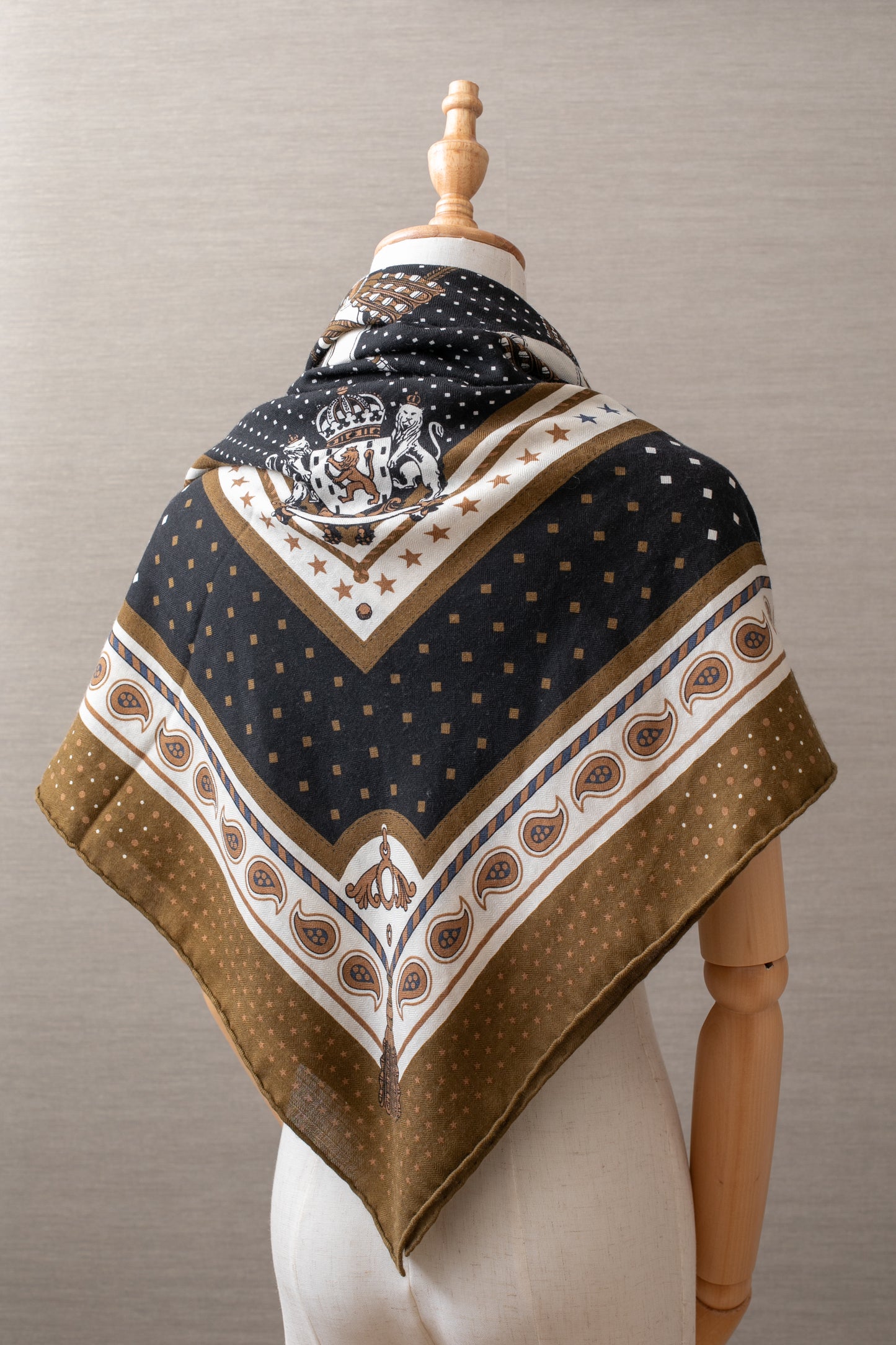 カレジュアン　カシシル 宮廷の馬具　バンダナ Harnais de Cour Bandana（アルネ・ドゥ・クール・バンダナ）　カシミヤシルク１４０