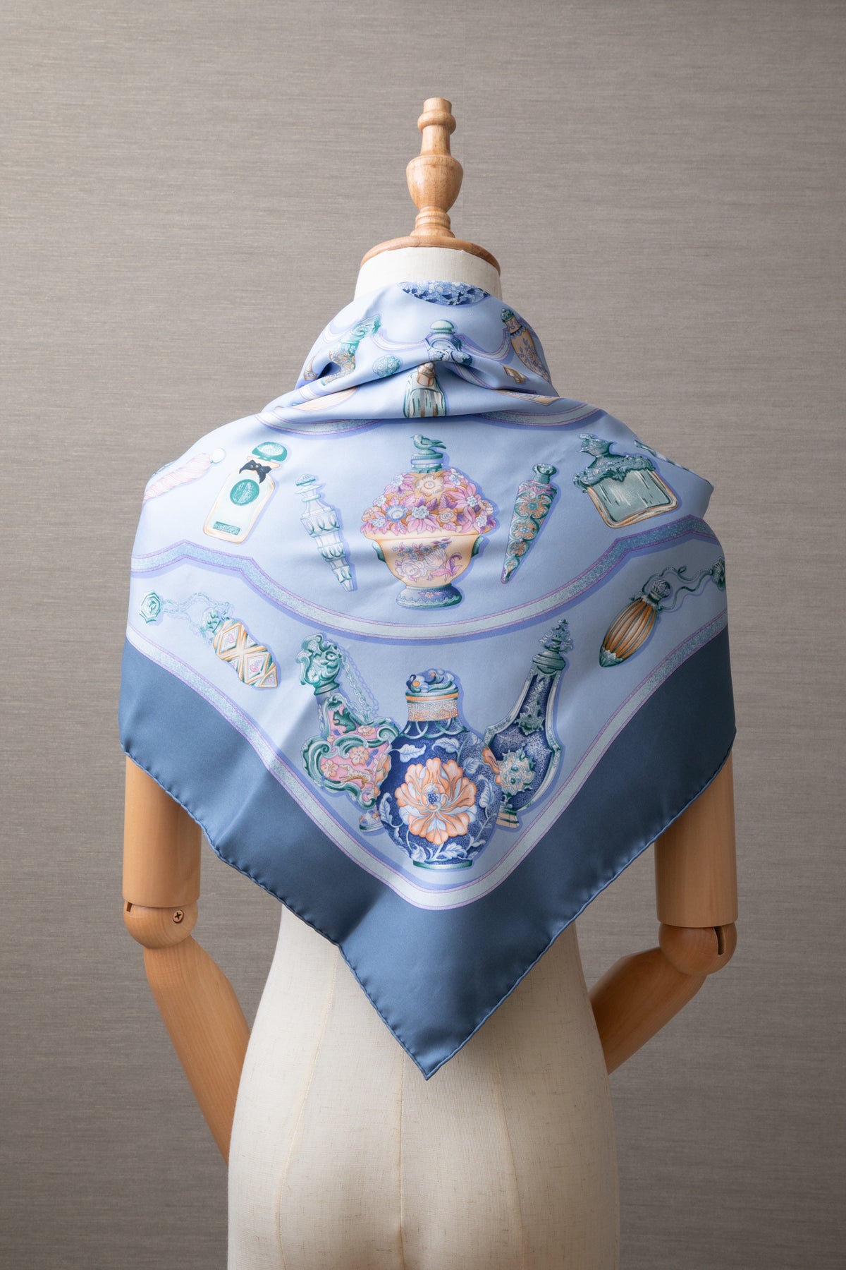 ヴィンテージエルメススカーフ　エルメス カレ90 　「Qu'importe le flacon（香水瓶）」
