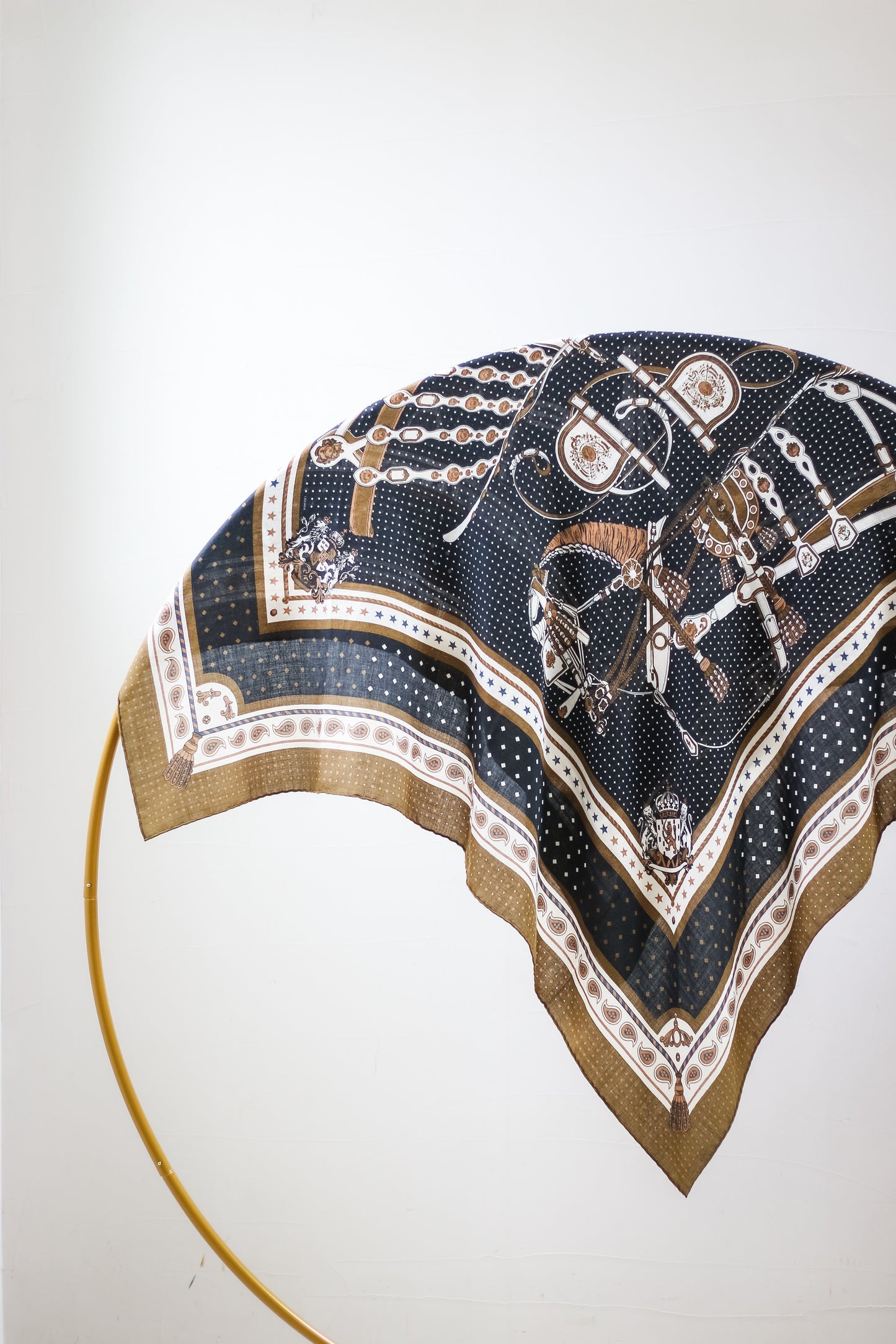 カレジュアン　カシシル 宮廷の馬具　バンダナ Harnais de Cour Bandana（アルネ・ドゥ・クール・バンダナ）　カシミヤシルク１４０
